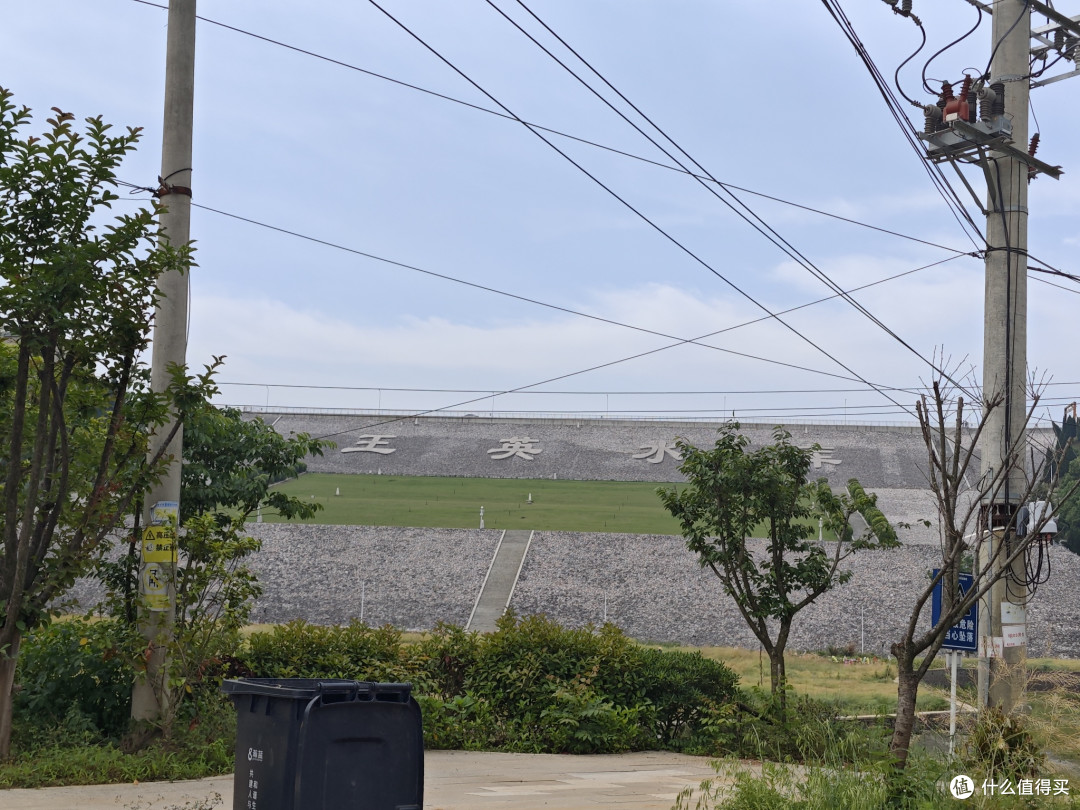 网上搜了下，其实仙岛湖就是王英水库，只是现在红了改名叫仙岛湖，本身就是70年代修建的水库