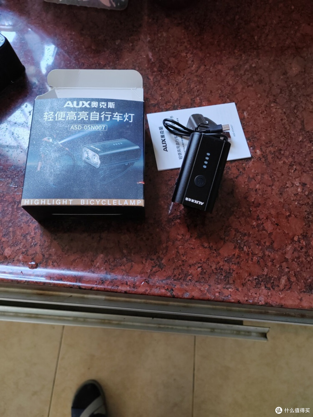奥克斯轻便高亮自行车灯：骑行者的夜间守护者