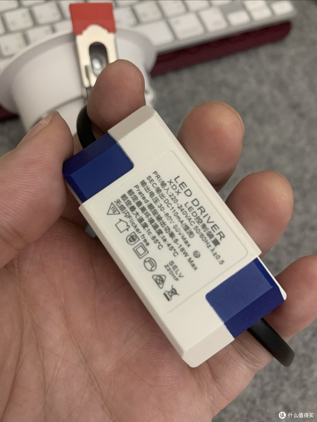 今天把浴缸的筒灯换成了射灯，也是因为看到这个射灯超值才买的