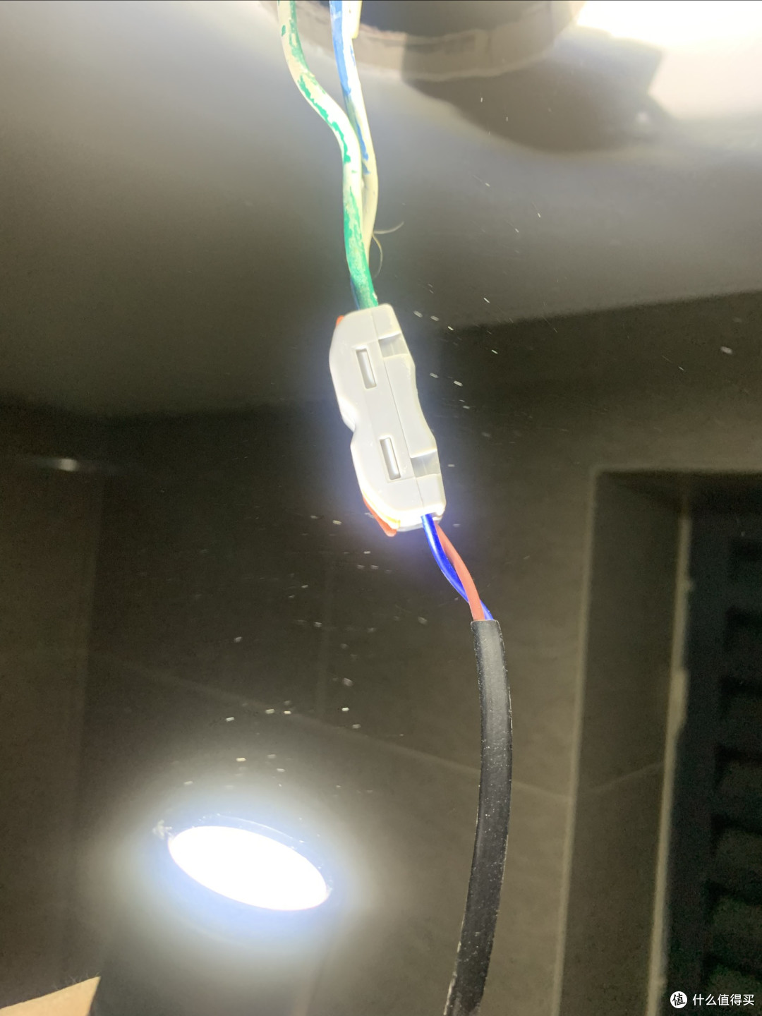 今天把浴缸的筒灯换成了射灯，也是因为看到这个射灯超值才买的