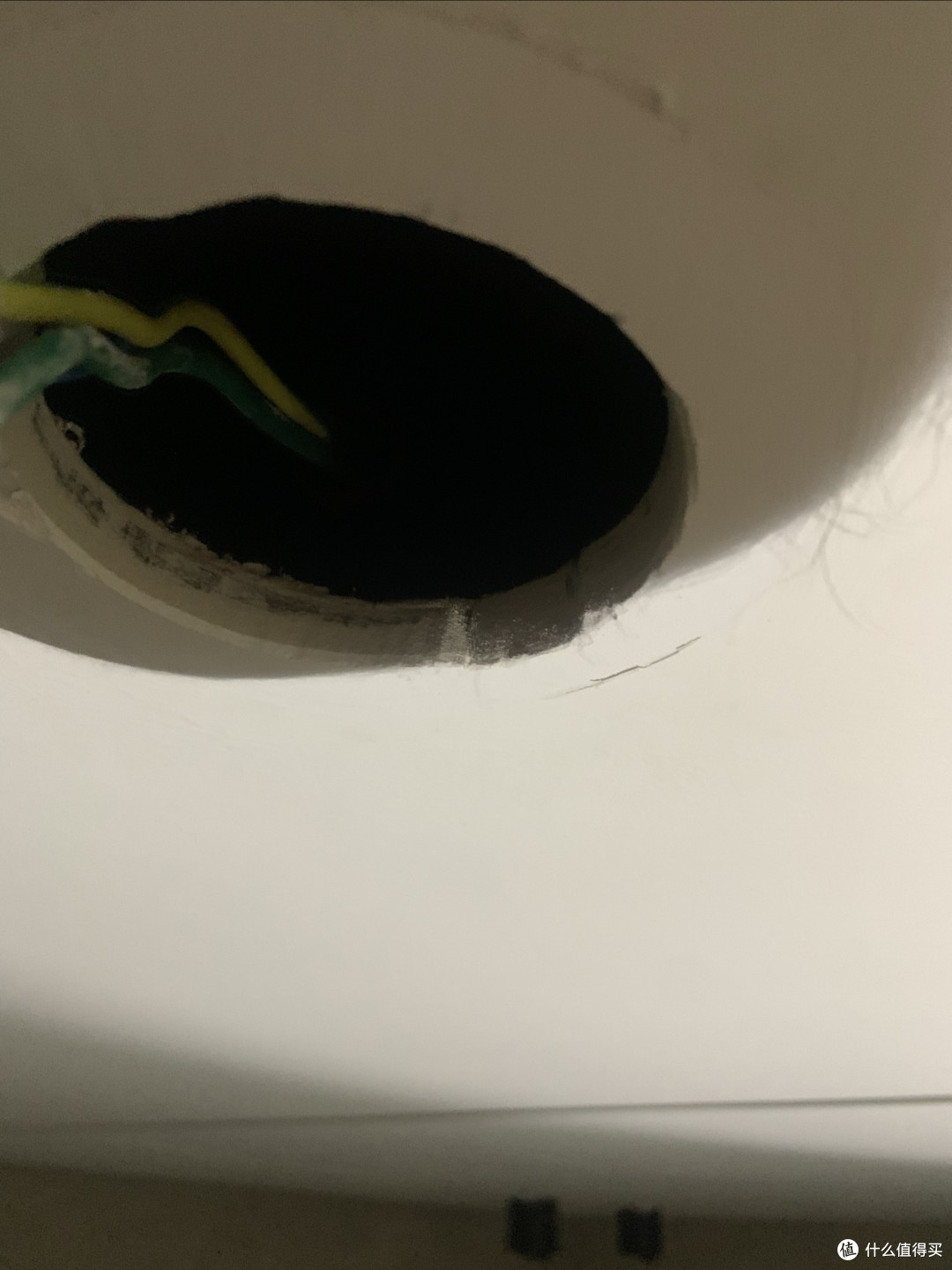 今天把浴缸的筒灯换成了射灯，也是因为看到这个射灯超值才买的