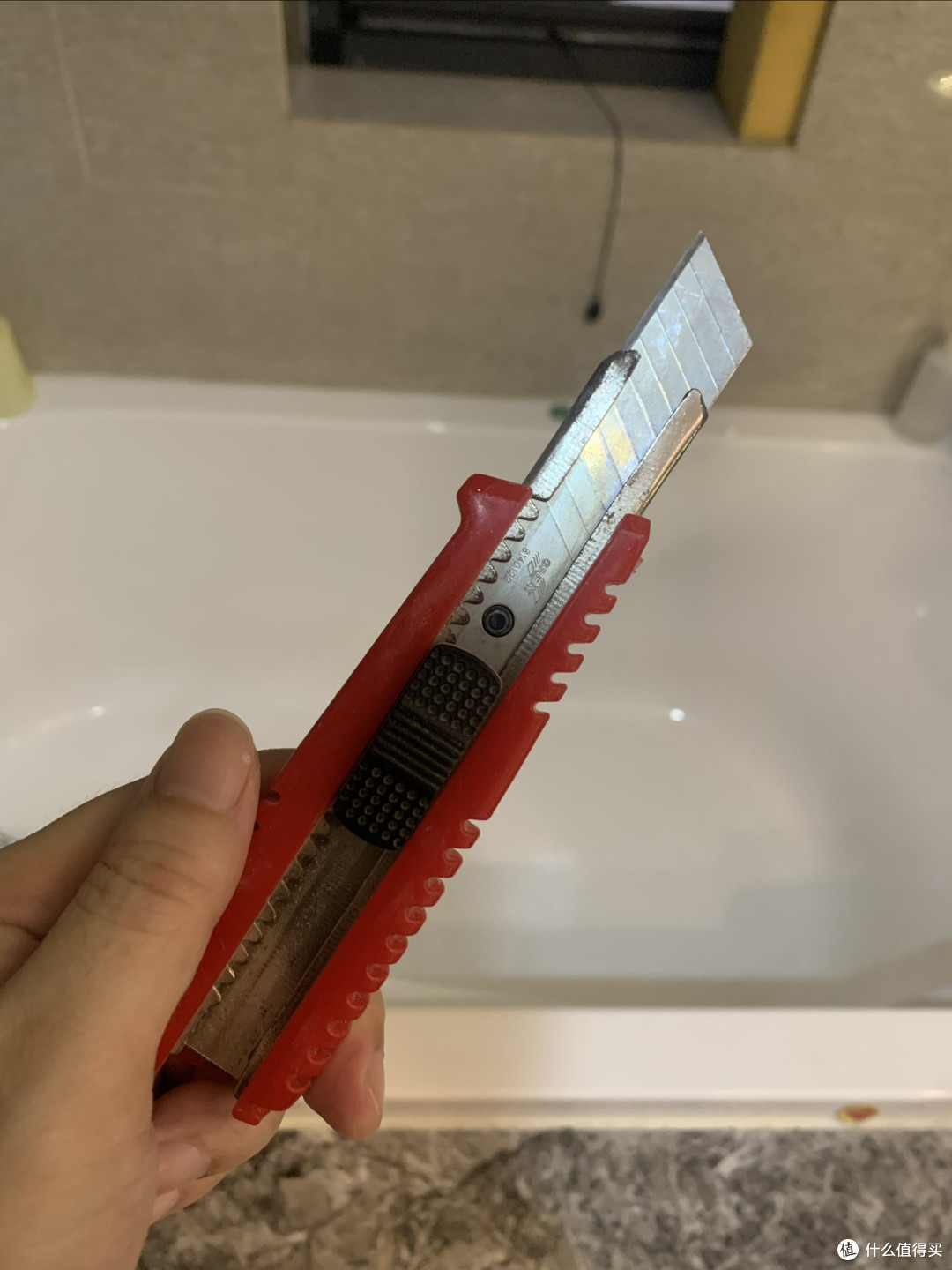 今天把浴缸的筒灯换成了射灯，也是因为看到这个射灯超值才买的
