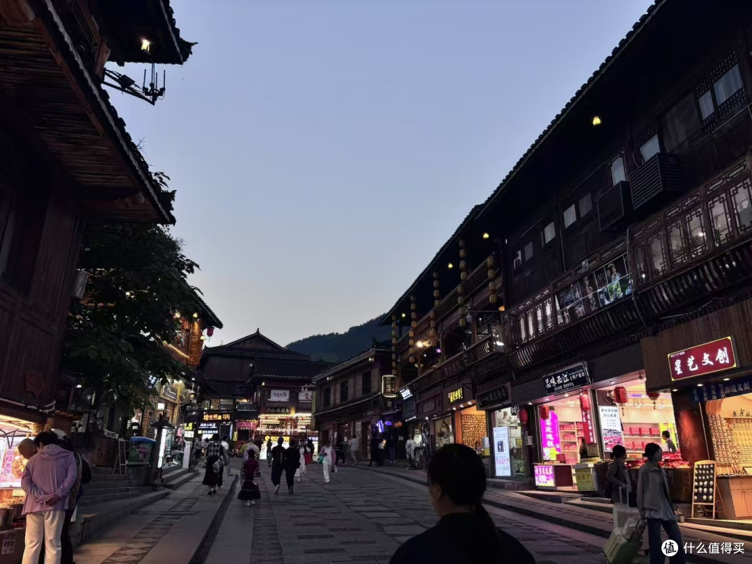 千户苗寨与古镇的历史之旅