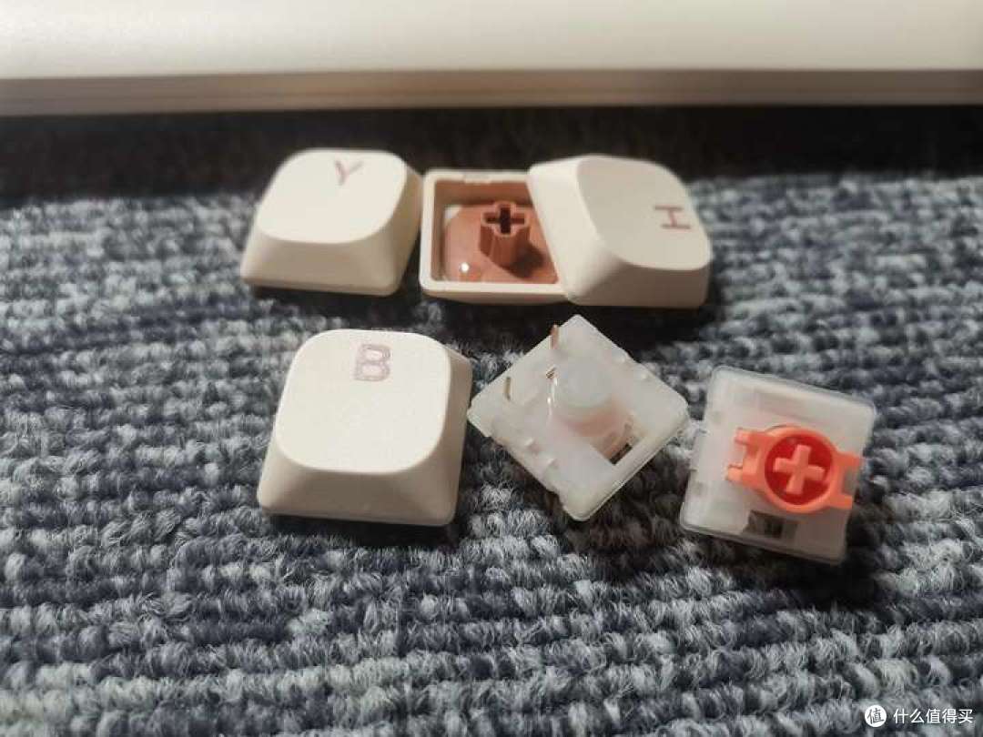 送小姐姐的键盘不踩雷指南:颜值 + 实用双杀的工位治愈神器