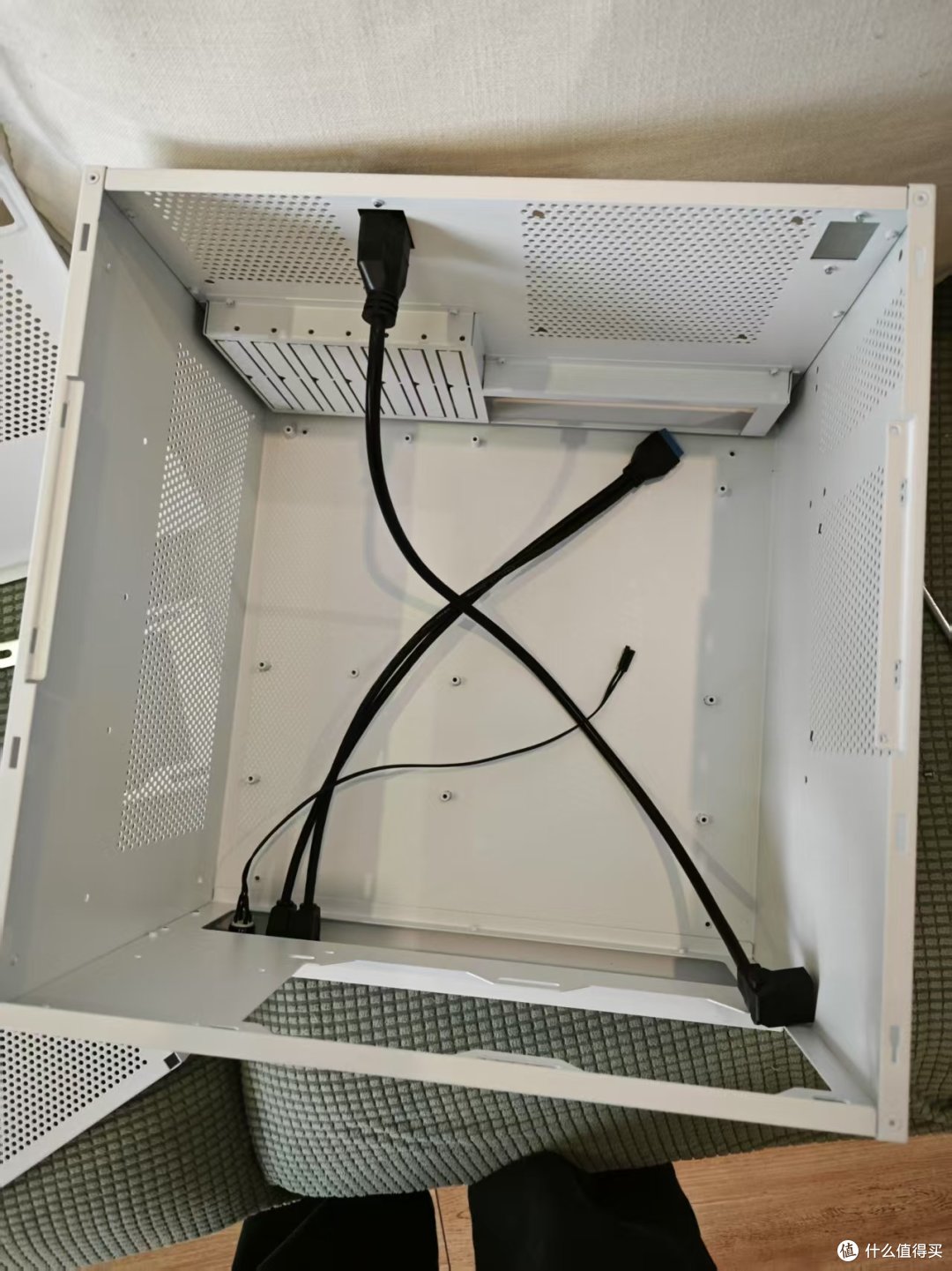 拆下硬盘支架后，机箱里就剩一根电源转接线和开机电源按钮以及usb3.0线，可供diy的空间非常大