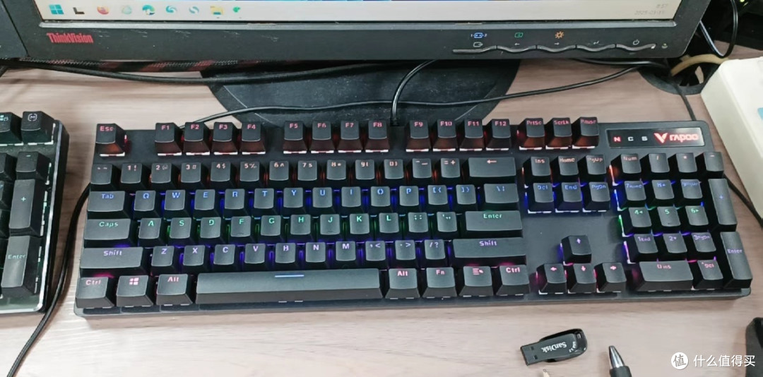 流光溢彩的机械键盘,手感好,经久耐用!