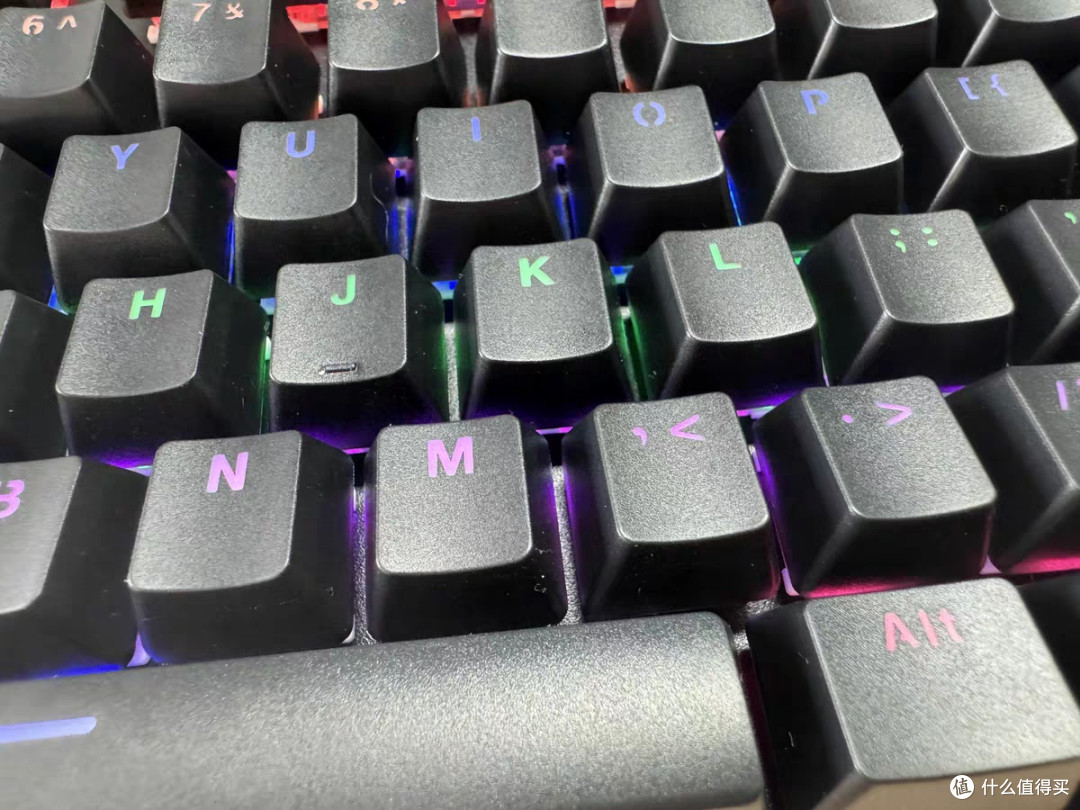 流光溢彩的机械键盘，手感好，经久耐用！