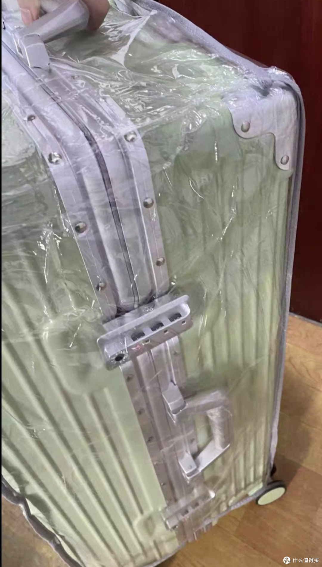 简约设计与实用功能兼备的行李箱