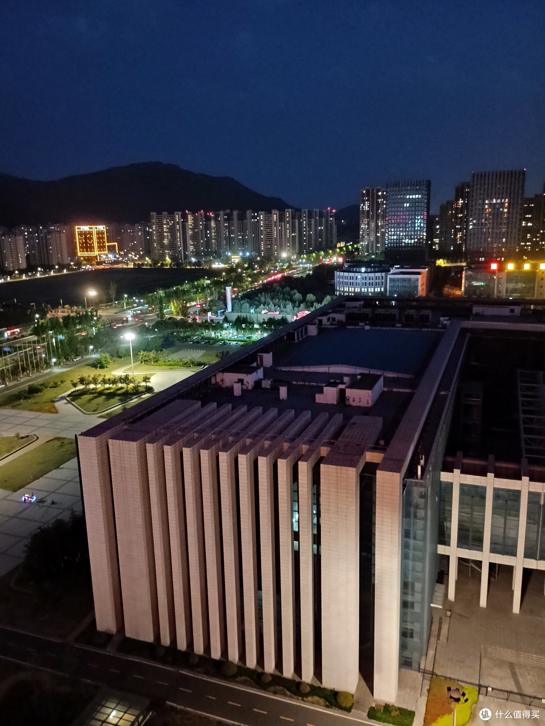 室内和室外有较大温差，5月和10月白天20多度晚上才10度出头甚至更低，而且楼层越高风越大温度也越低，室外就是一个天然的大冰箱