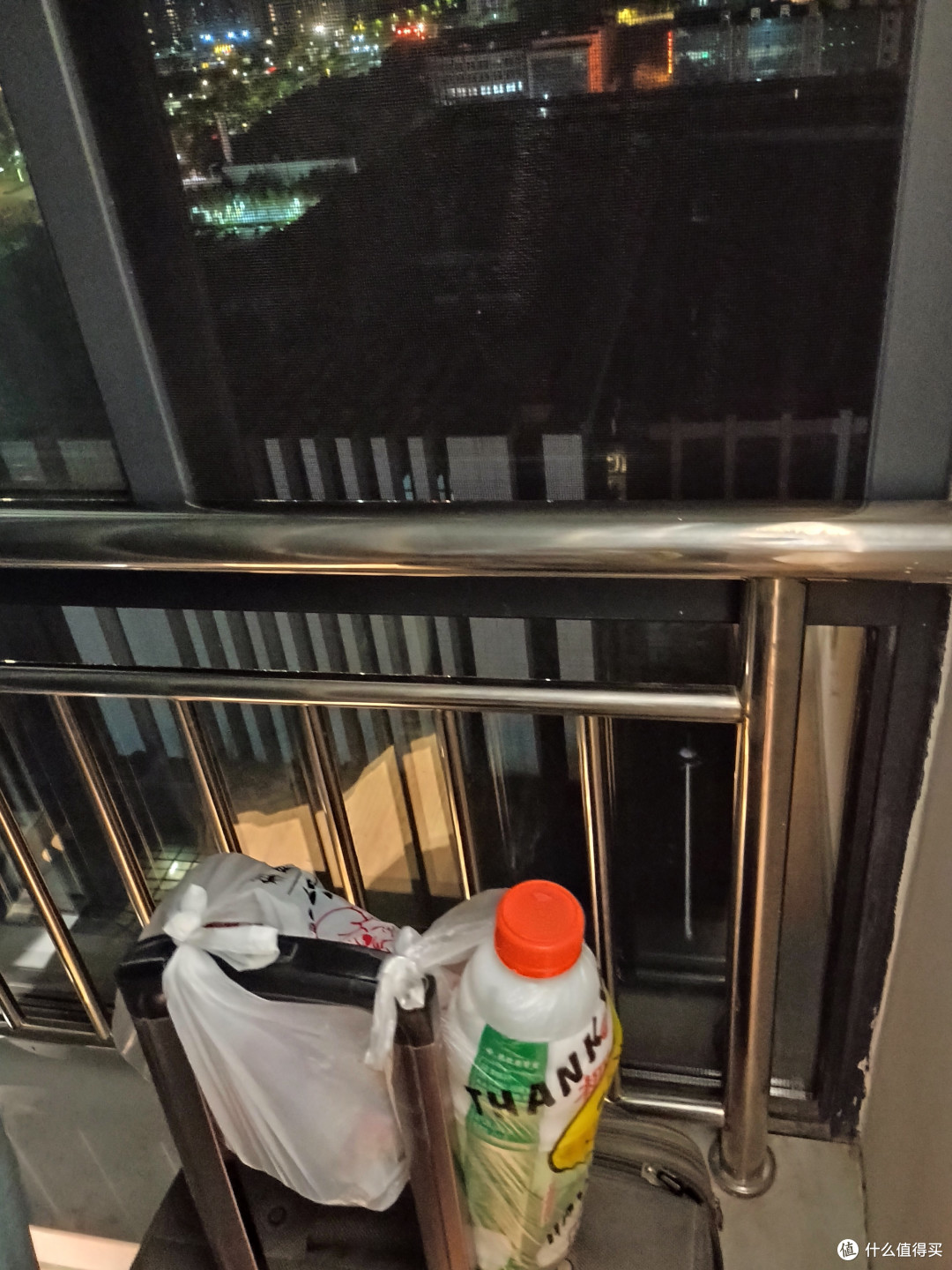把拉杆箱竖起来，把拉杆拉出来放到最高，把外卖和没喝完的饮料用马夹袋栓在拉杆上，理论上是冷空气朝下沉，但是我这边是室内，真放地板上不一定比这个高度温度低，还是放在离风口越近的地方越保险，