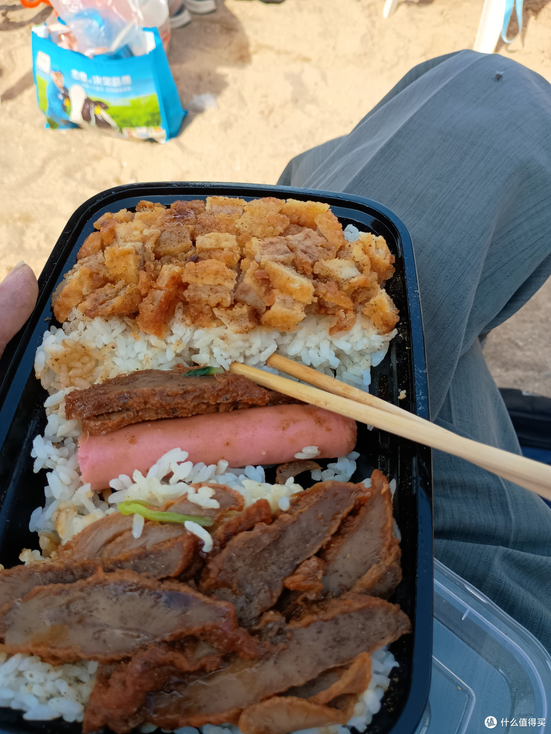于是就有了这一幕，那天我看游客在沙滩上泡个面都算奢侈的了，我这份可以算VIP的（只花了12块）膝盖上的破洞用针线补补是精髓，所以不要再说什么王宝强演穷人演得像了，让你们看看真正的穷人是什么样的