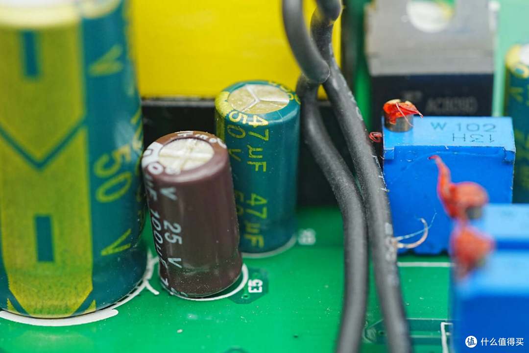 线体分离设计使用更灵活,云深处168W机器人锂电池充电器拆解