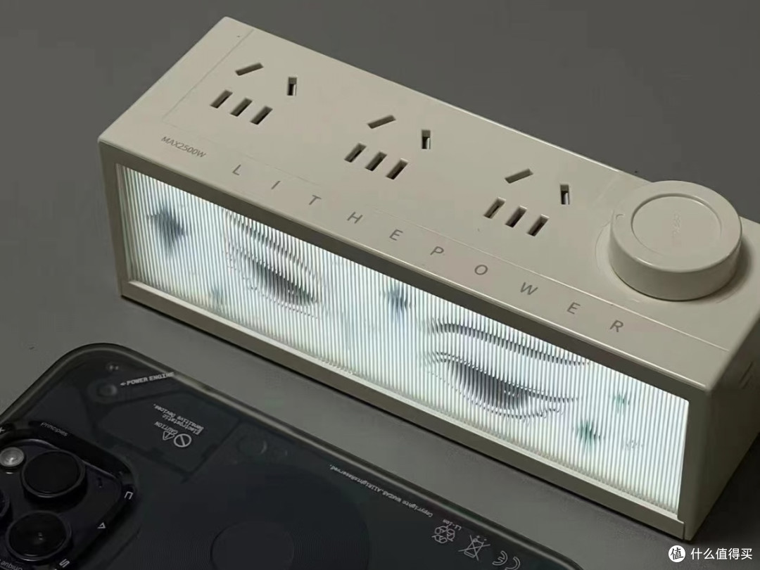 显示器下的隐藏神器:特洛克快充站
