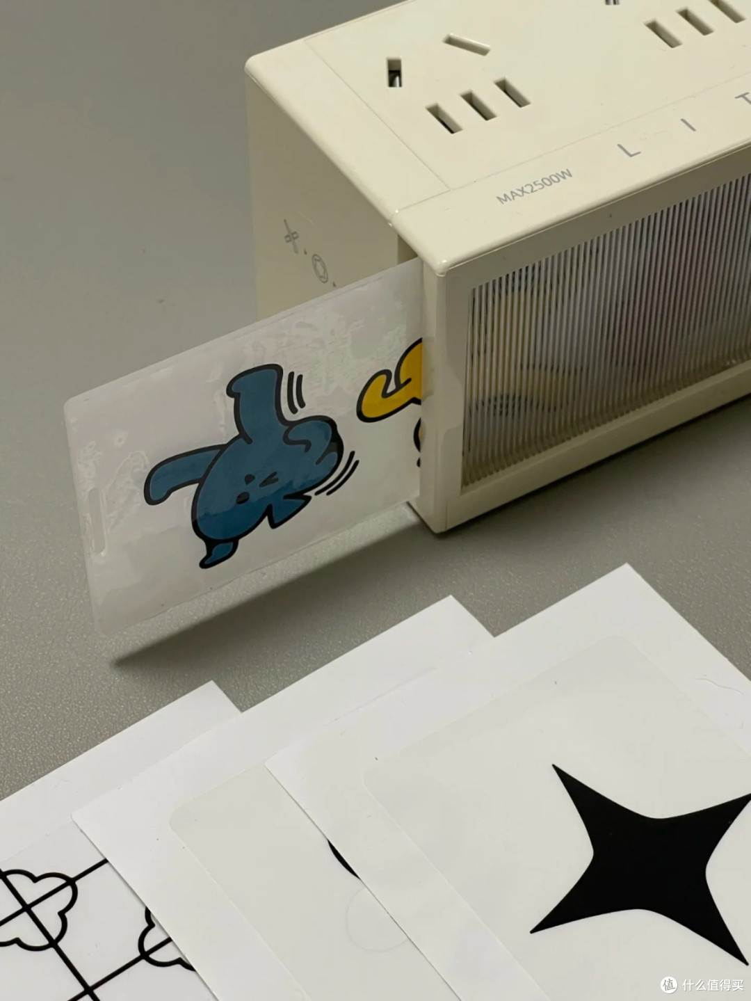 显示器下的隐藏神器:特洛克快充站