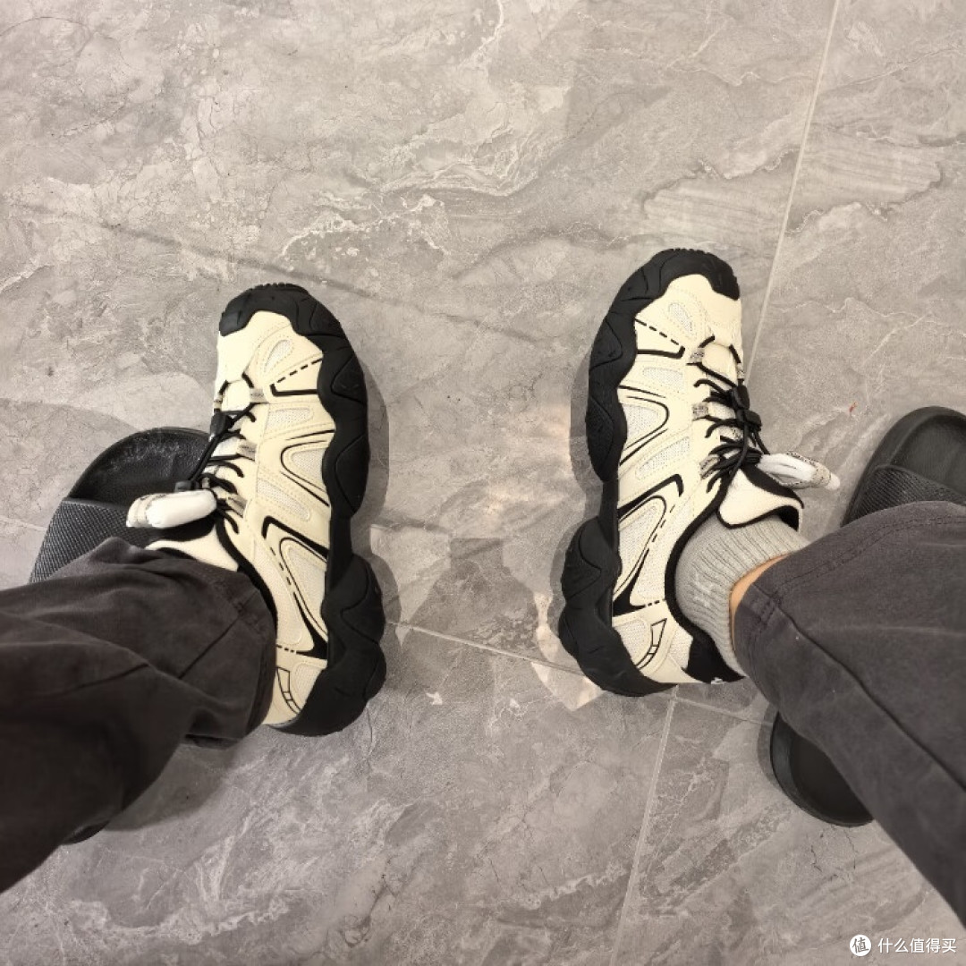 户外登山鞋:黑白经典,探索无界