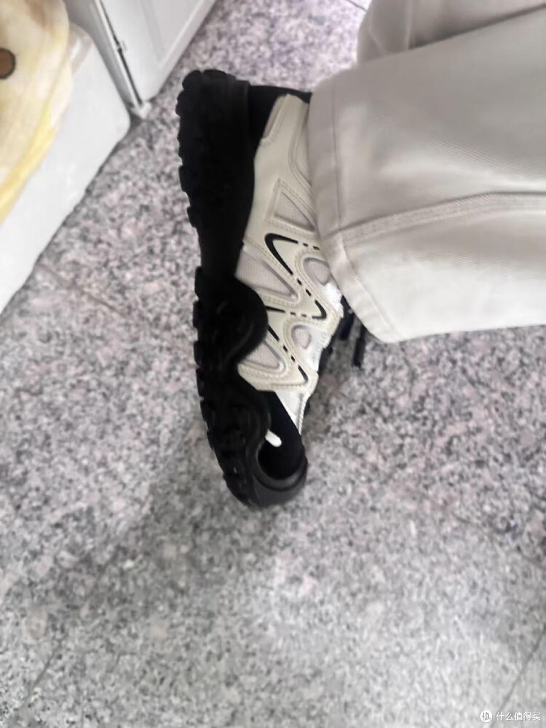 户外登山鞋:黑白经典,探索无界