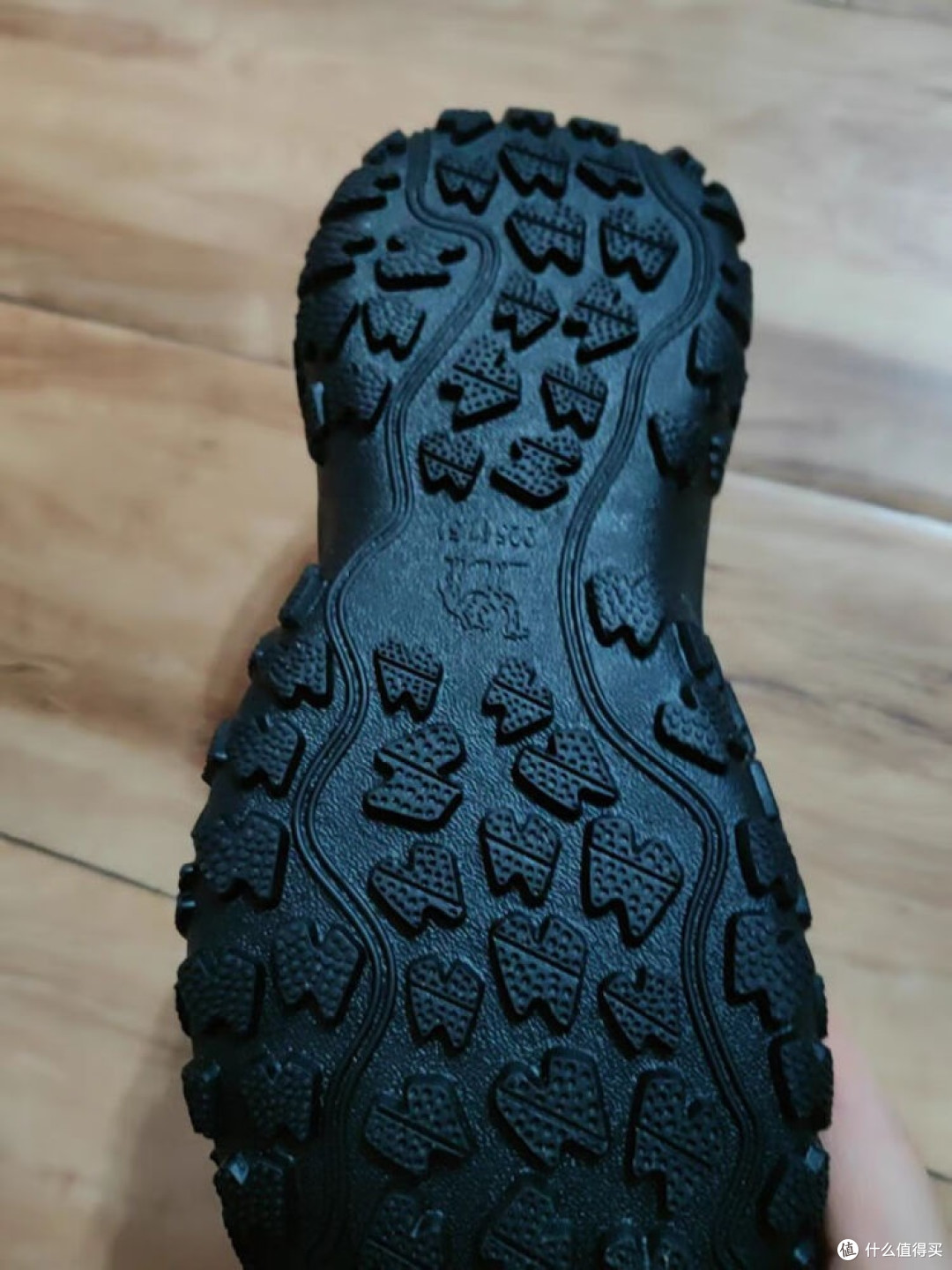 户外登山鞋:黑白经典,探索无界