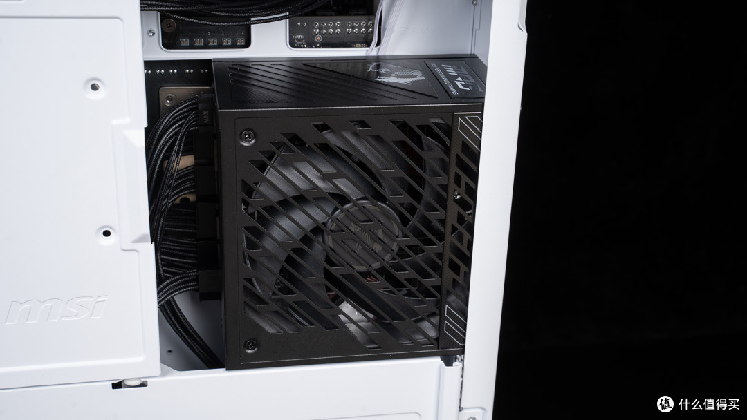 RTX 50系显卡的金牌搭档,微星MPG A1000GS PCIE5暗黑电源体验