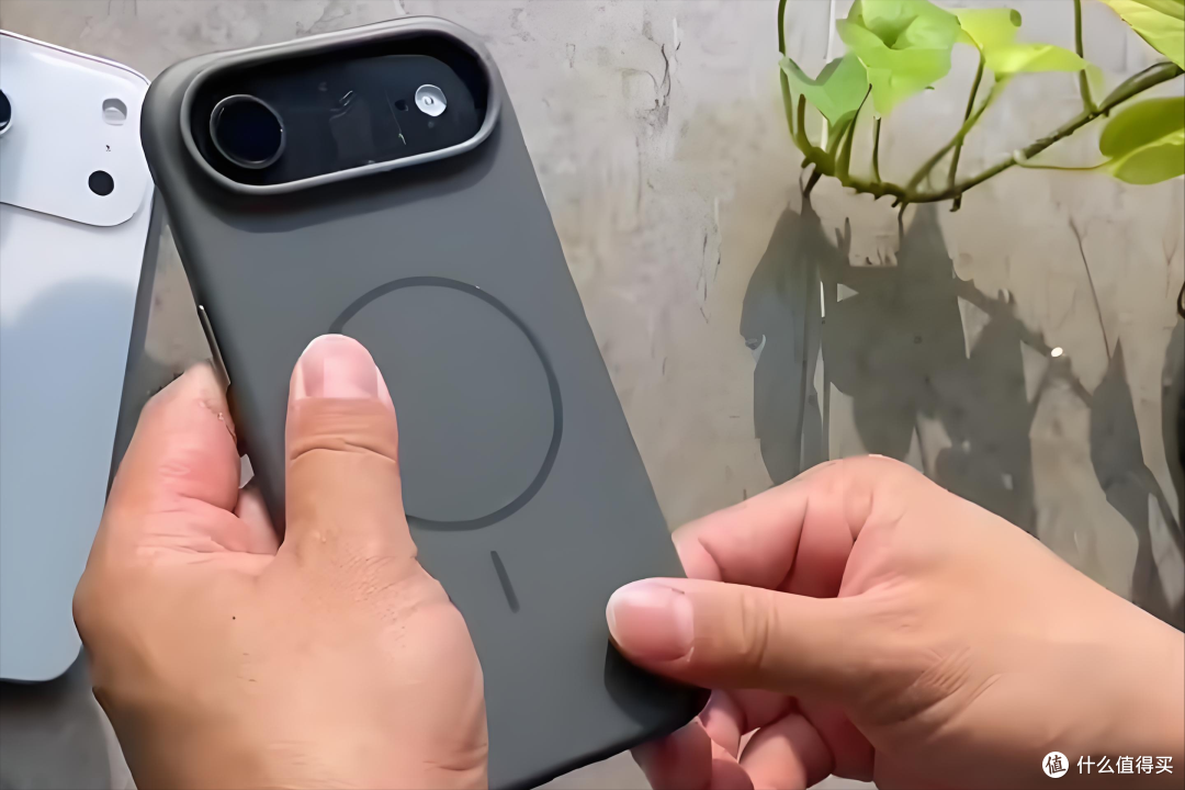 续航崩了?iPhone 17 Air电池缩小,镜头凸起,网友吐槽