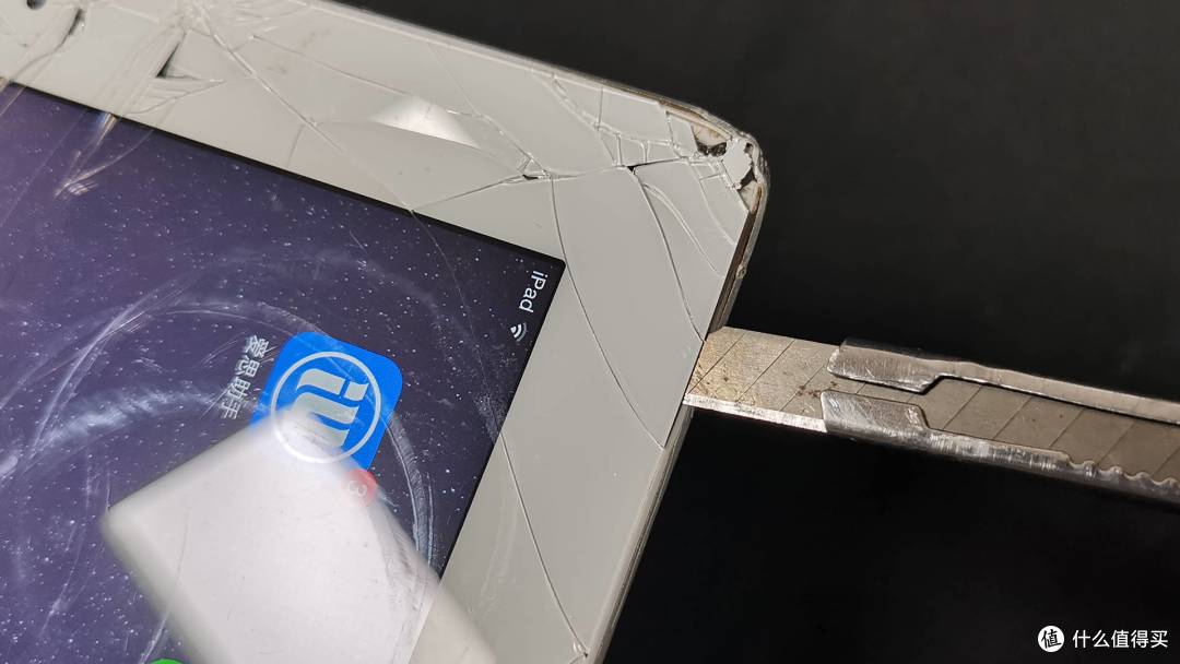 从iPad拆屏到环氧树脂浇壳:我的便携屏手工DIY全记录