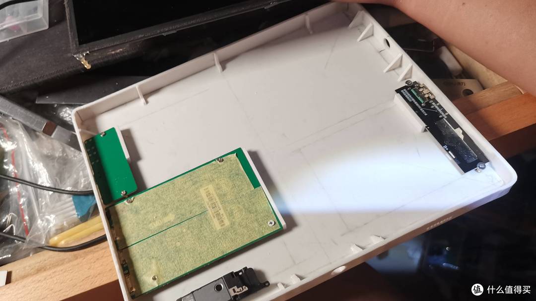 从iPad拆屏到环氧树脂浇壳:我的便携屏手工DIY全记录