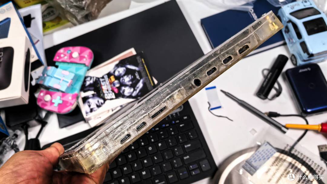 从iPad拆屏到环氧树脂浇壳:我的便携屏手工DIY全记录