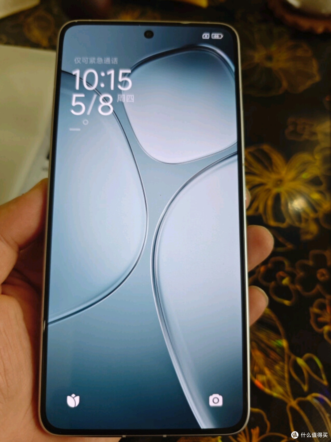 Redmi K70至尊版晴雪白:2000元档「性能灭霸」的降维打击