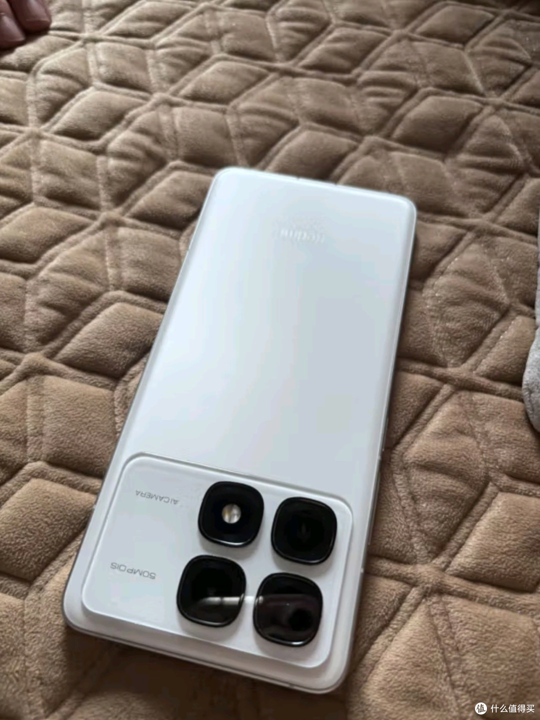 Redmi K70至尊版晴雪白:2000元档「性能灭霸」的降维打击