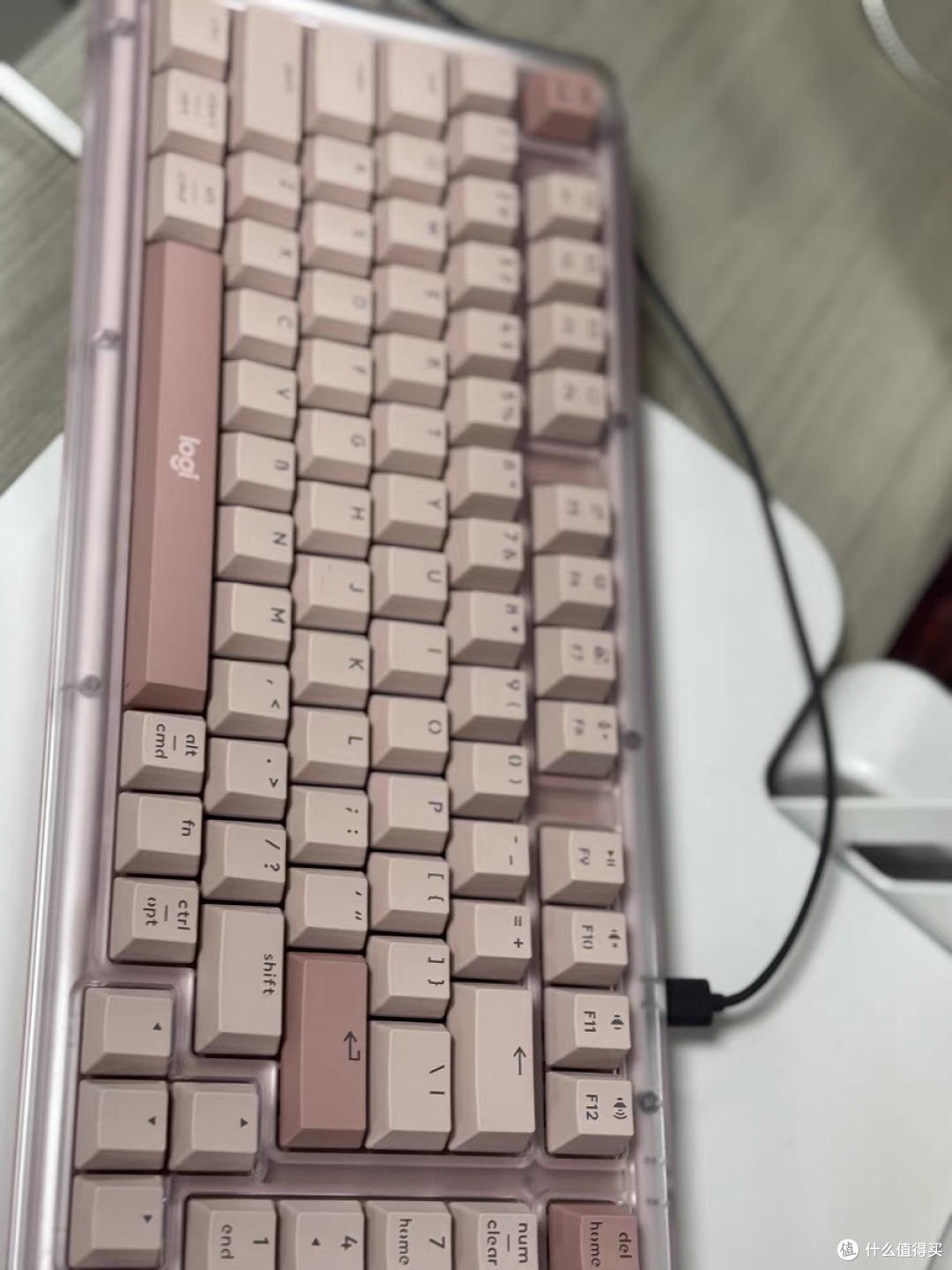 粉红少女心爆棚！罗技琥珀K98S机械键盘：静音办公+游戏全能选手