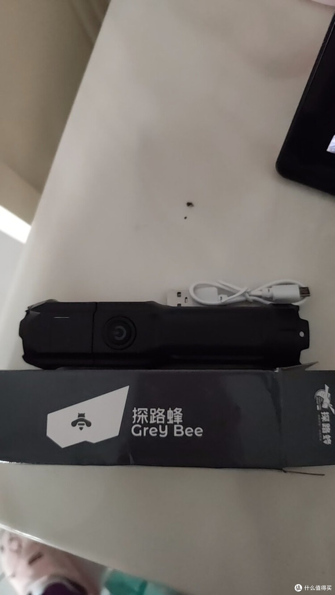 探路蜂（Grey Bee）手电筒：坚固与实用的完美结合