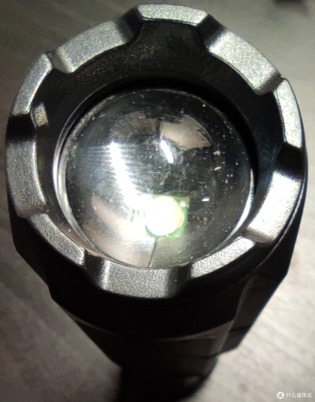 探路蜂(Grey Bee)手电筒:坚固与实用的完美结合