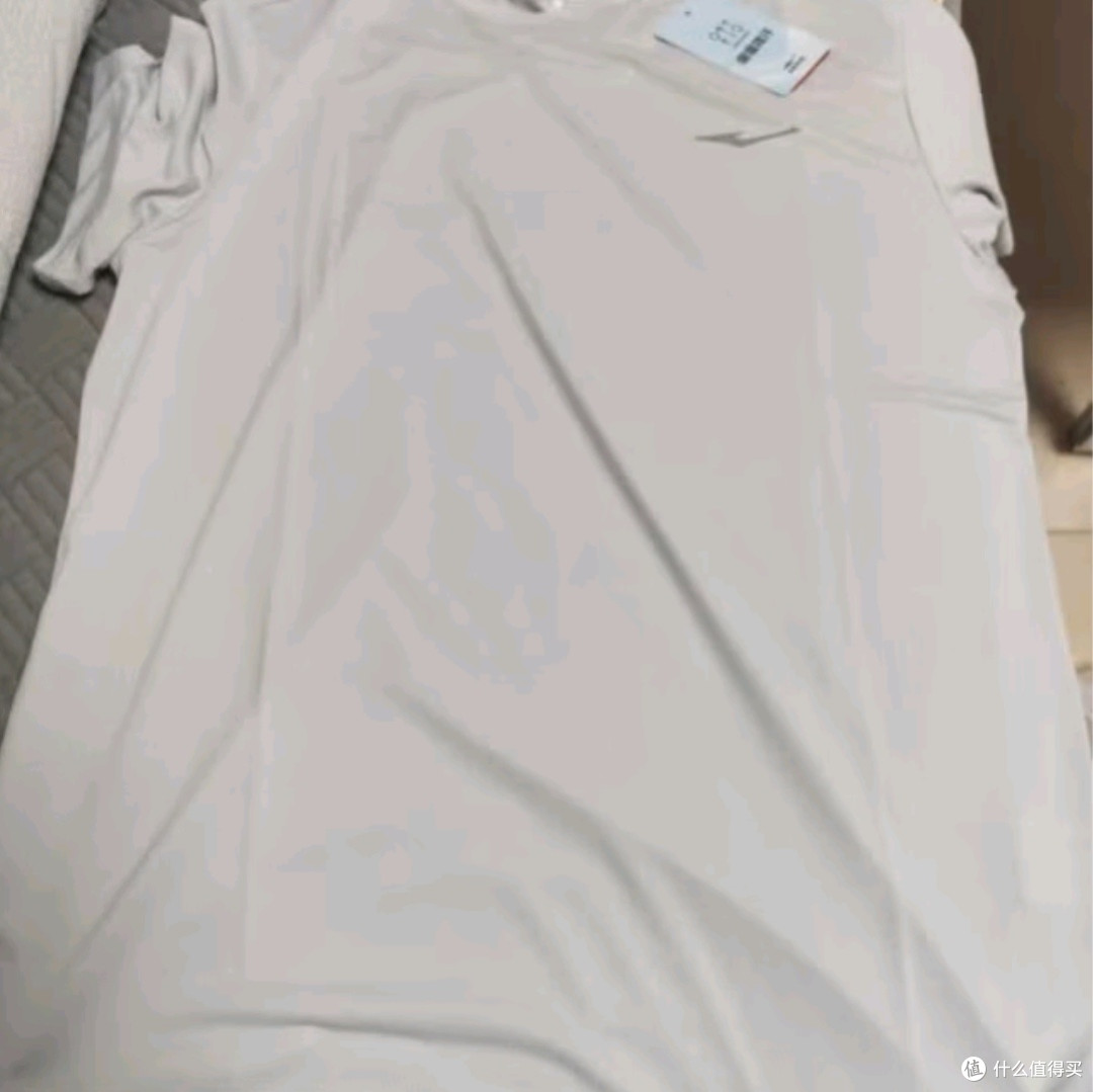 鸿星尔克夏季新款冰感速干短袖T恤:运动男士的理想之选