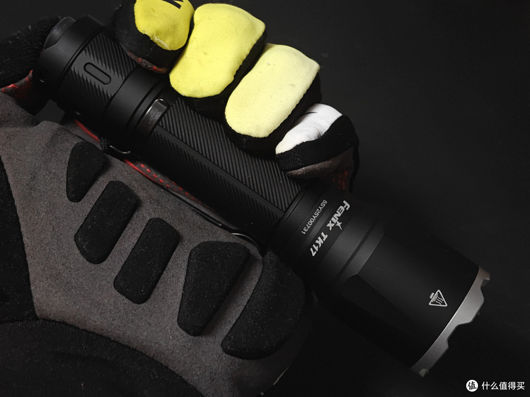 灵动双尾按， 一键爆闪一键极亮！Fenix TK17战术手电体验