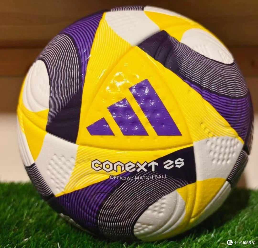 Adidas Conext 25 Pro 比赛用5号足球：颜值与实力兼具的“实力派偶像”_