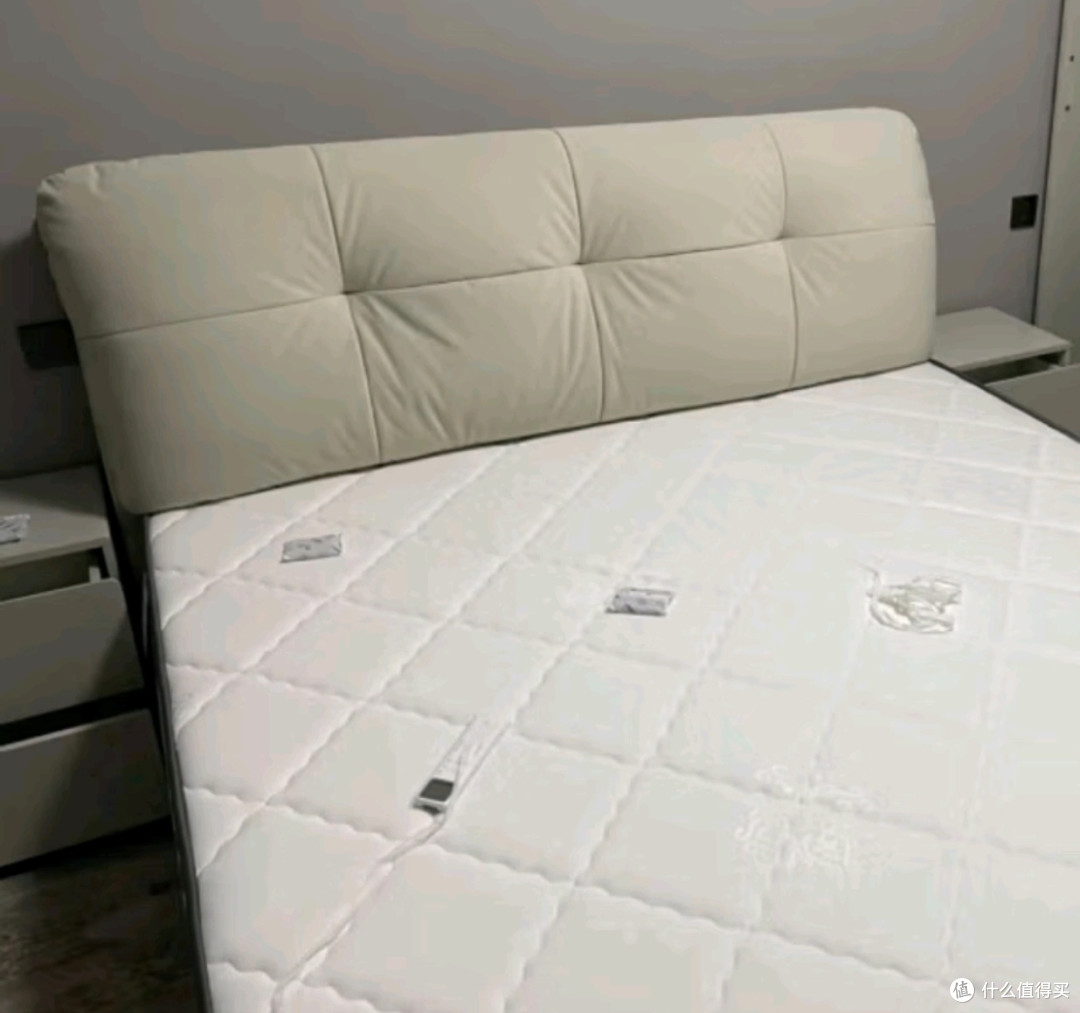 全友家居奶油风软包床,性价比之选
