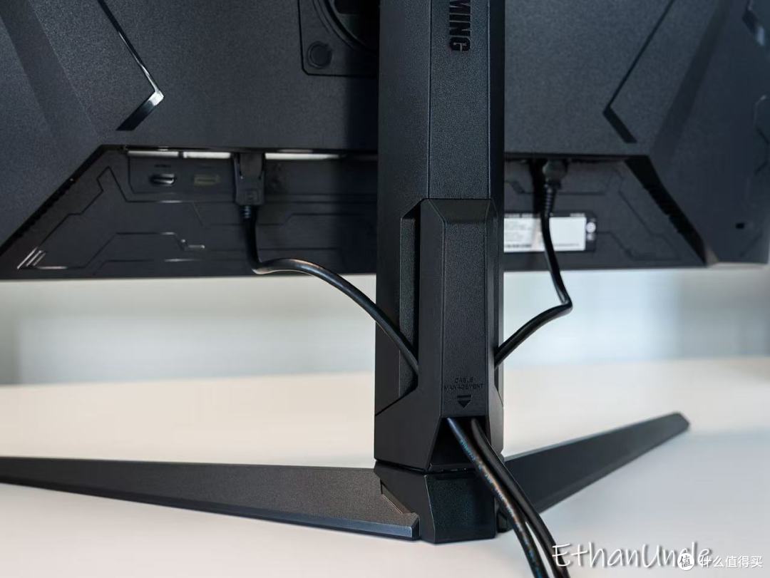 电竞小金刚再进化!210Hz+0.3ms双重加持的全新华硕27Max显示器