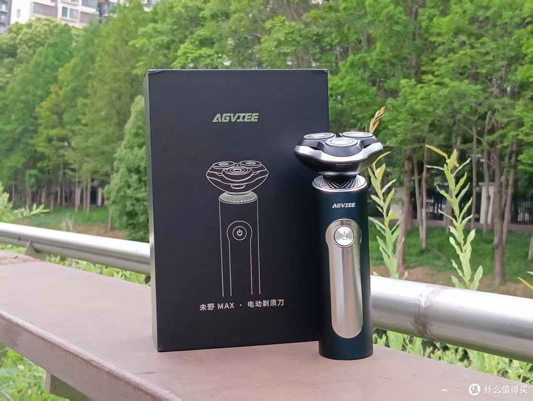 型男必备!德国进口刀片+净剃黑科技,刀过如风不留痕未野MAX测评