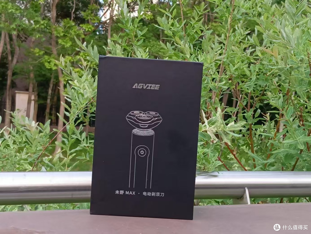 型男必备!德国进口刀片+净剃黑科技,刀过如风不留痕未野MAX测评