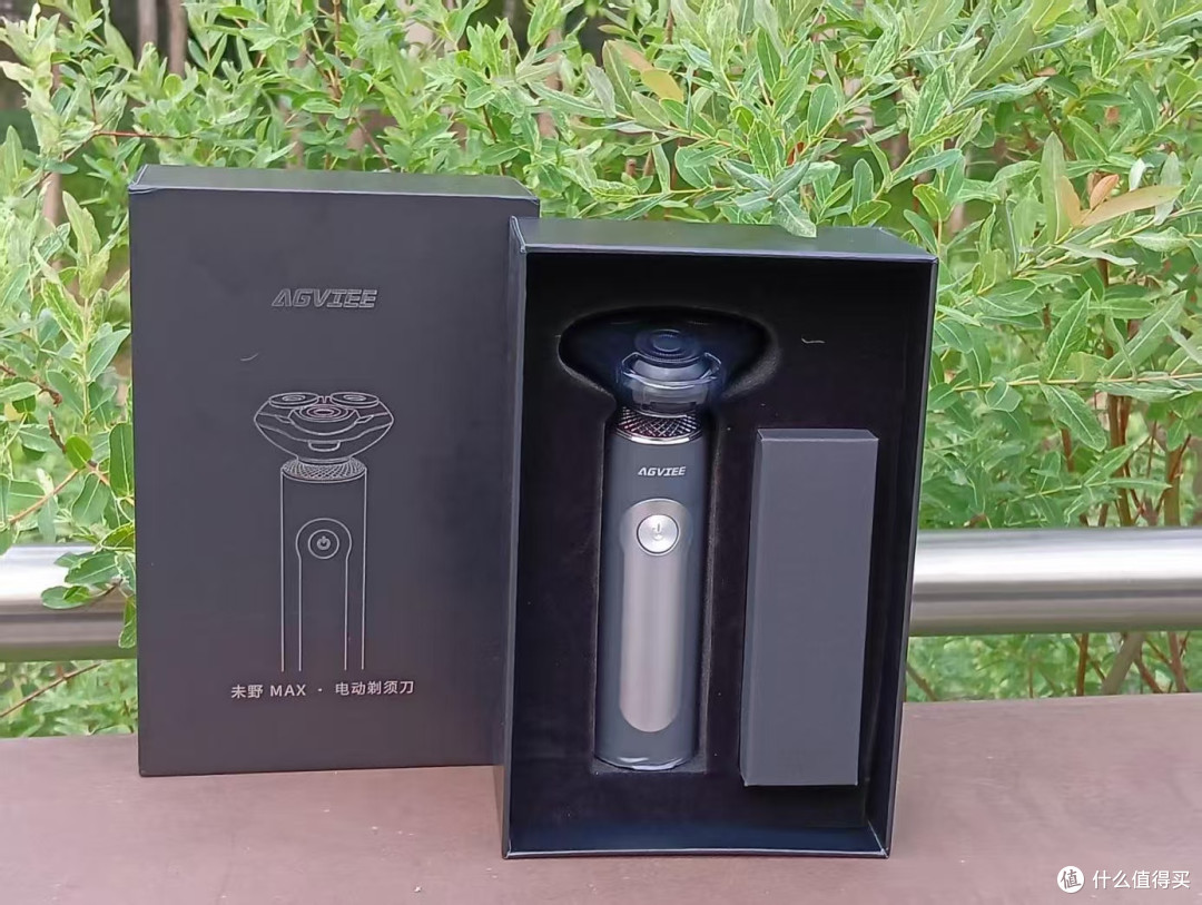型男必备!德国进口刀片+净剃黑科技,刀过如风不留痕未野MAX测评