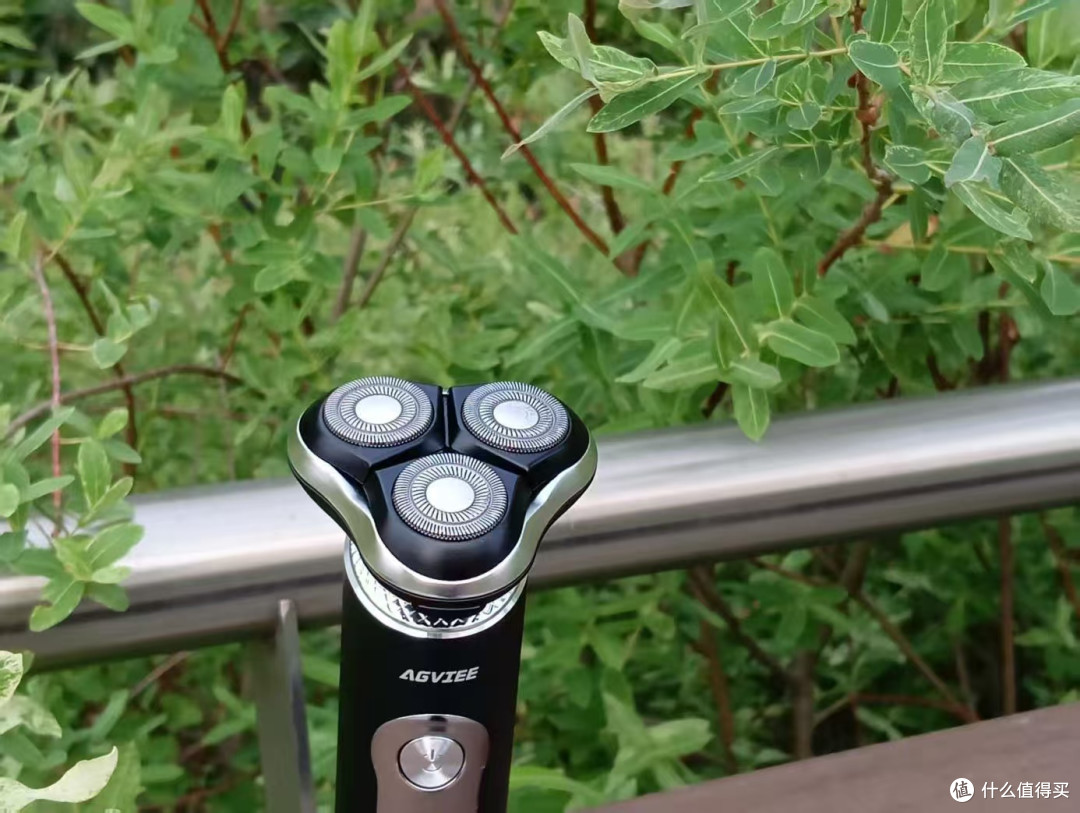 型男必备!德国进口刀片+净剃黑科技,刀过如风不留痕未野MAX测评