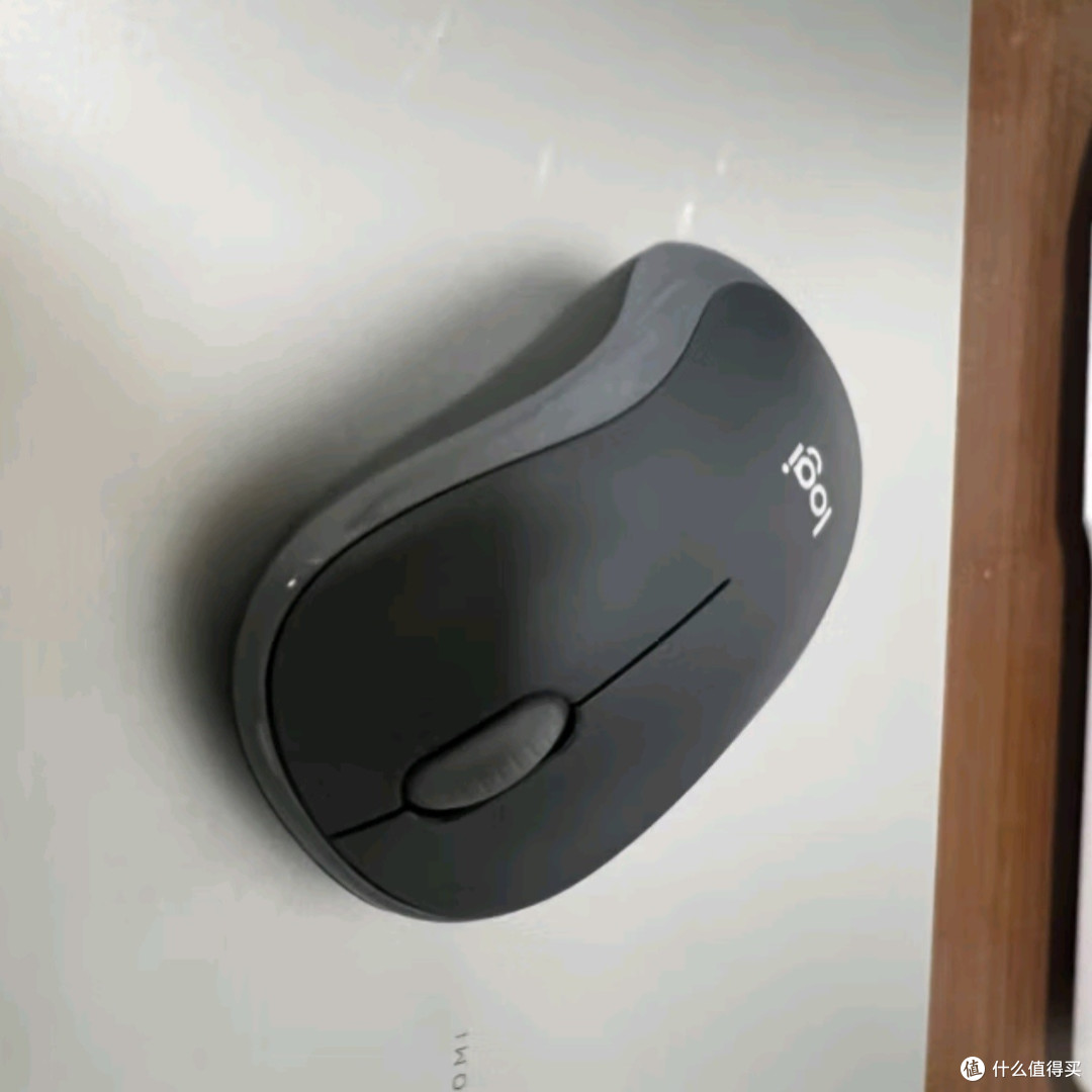 罗技M185无线鼠标:高效办公的得力助手,简约而不简单的对称设计