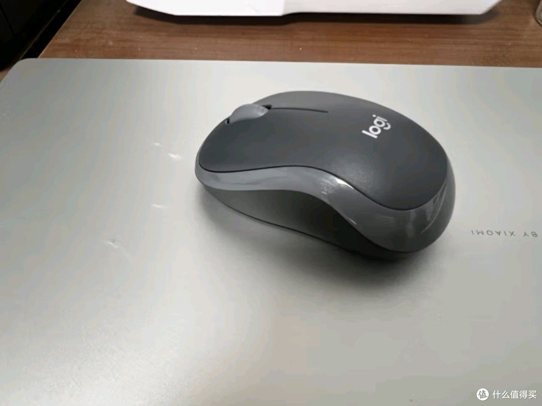罗技M185无线鼠标:高效办公的得力助手,简约而不简单的对称设计