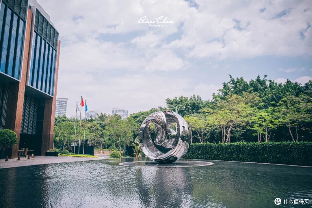 ▲ 酒店门口的水池有一个名为「引擎之光」的艺术品，用曲线勾勒出飞机发动机叶片运转的轨迹，十分有创意，尤其晚上内嵌LED灯光亮起来的时候更好看