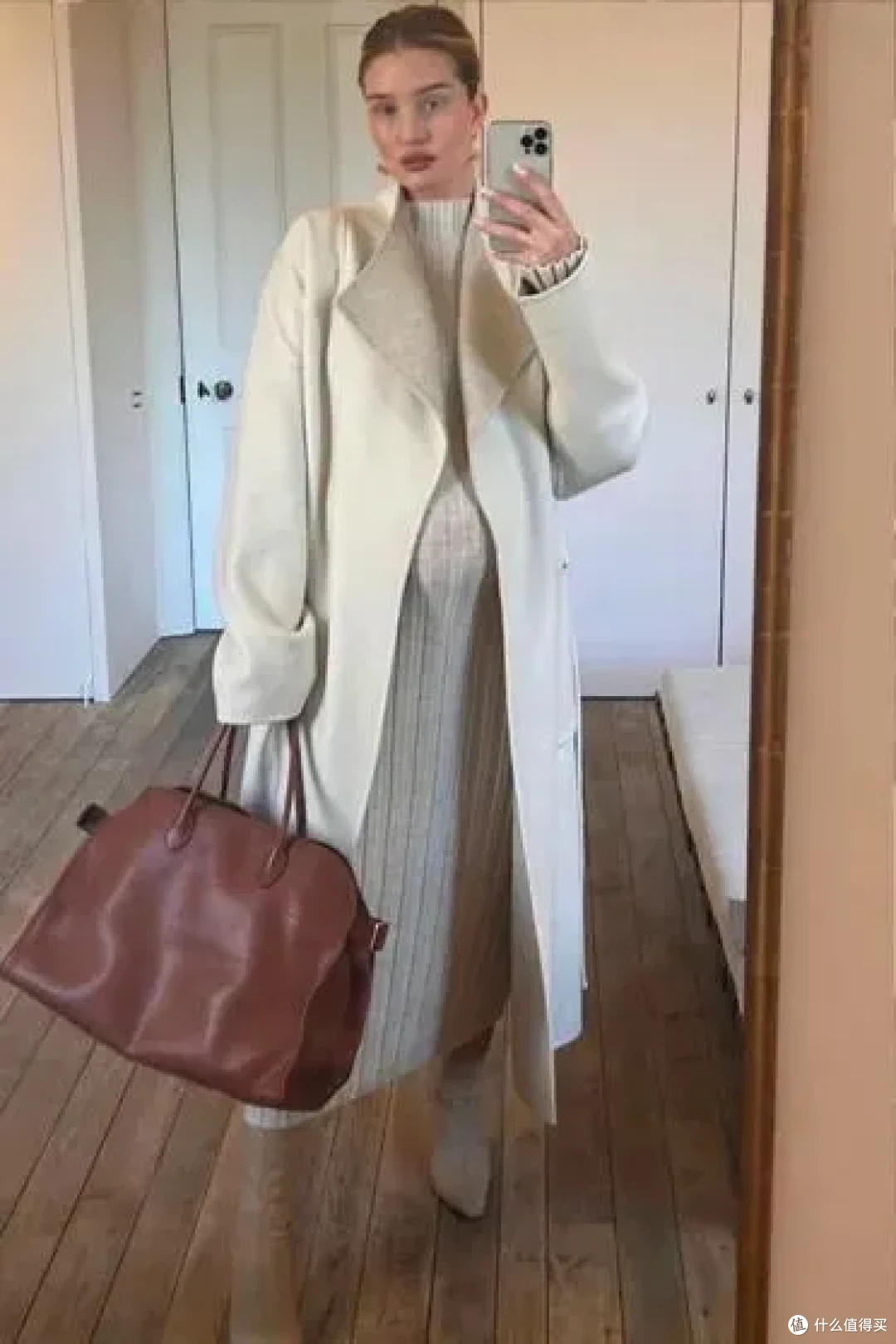 背Burberry云淡风轻!为什么女精英都爱松弛感大包?