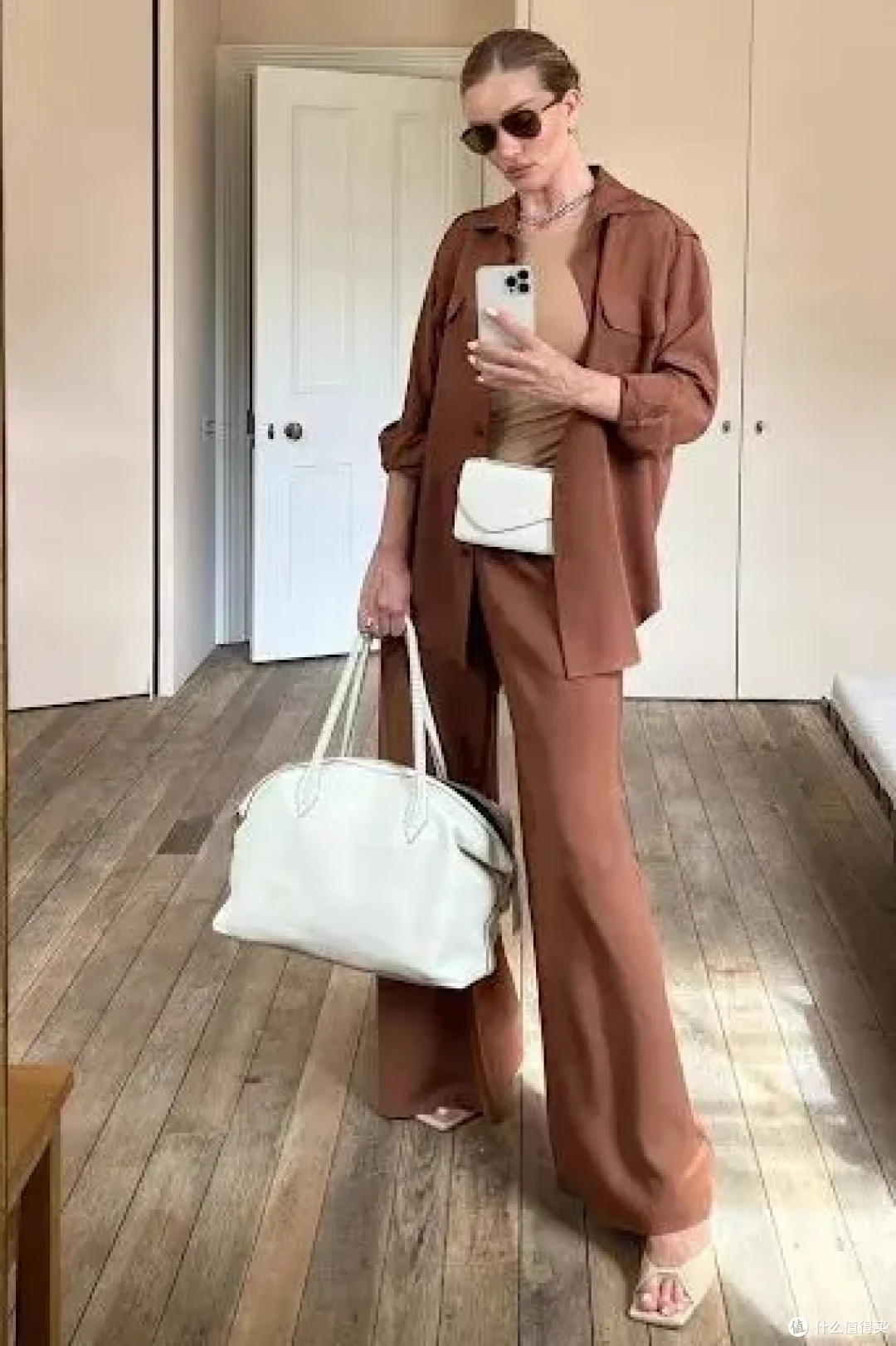 背Burberry云淡风轻!为什么女精英都爱松弛感大包?