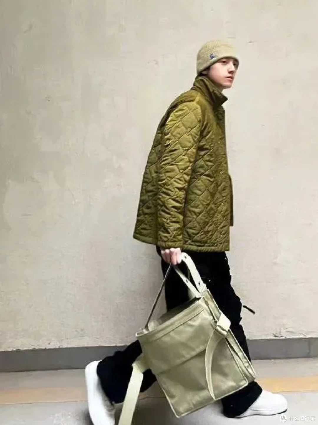 背Burberry云淡风轻!为什么女精英都爱松弛感大包?