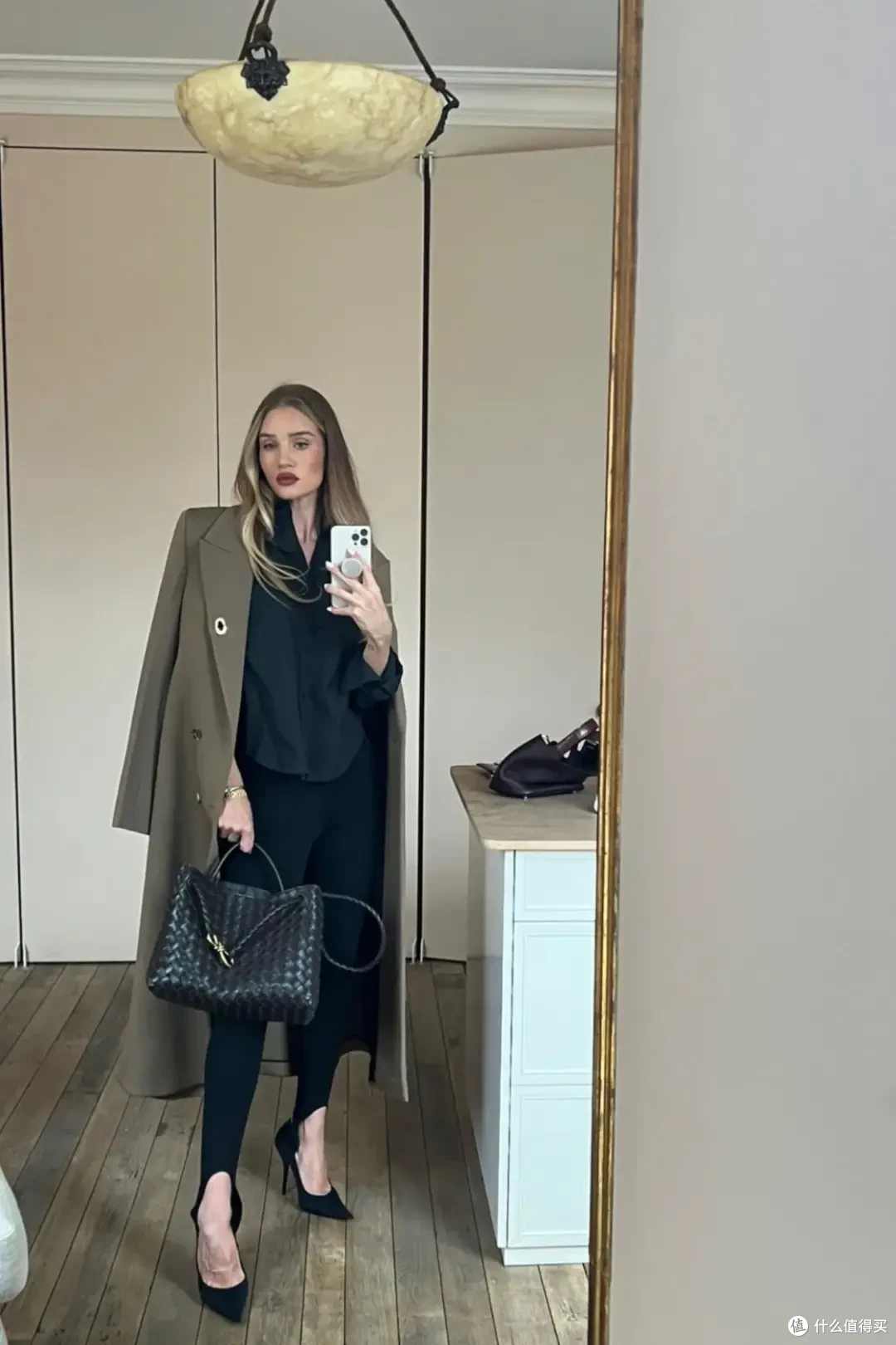 背Burberry云淡风轻!为什么女精英都爱松弛感大包?
