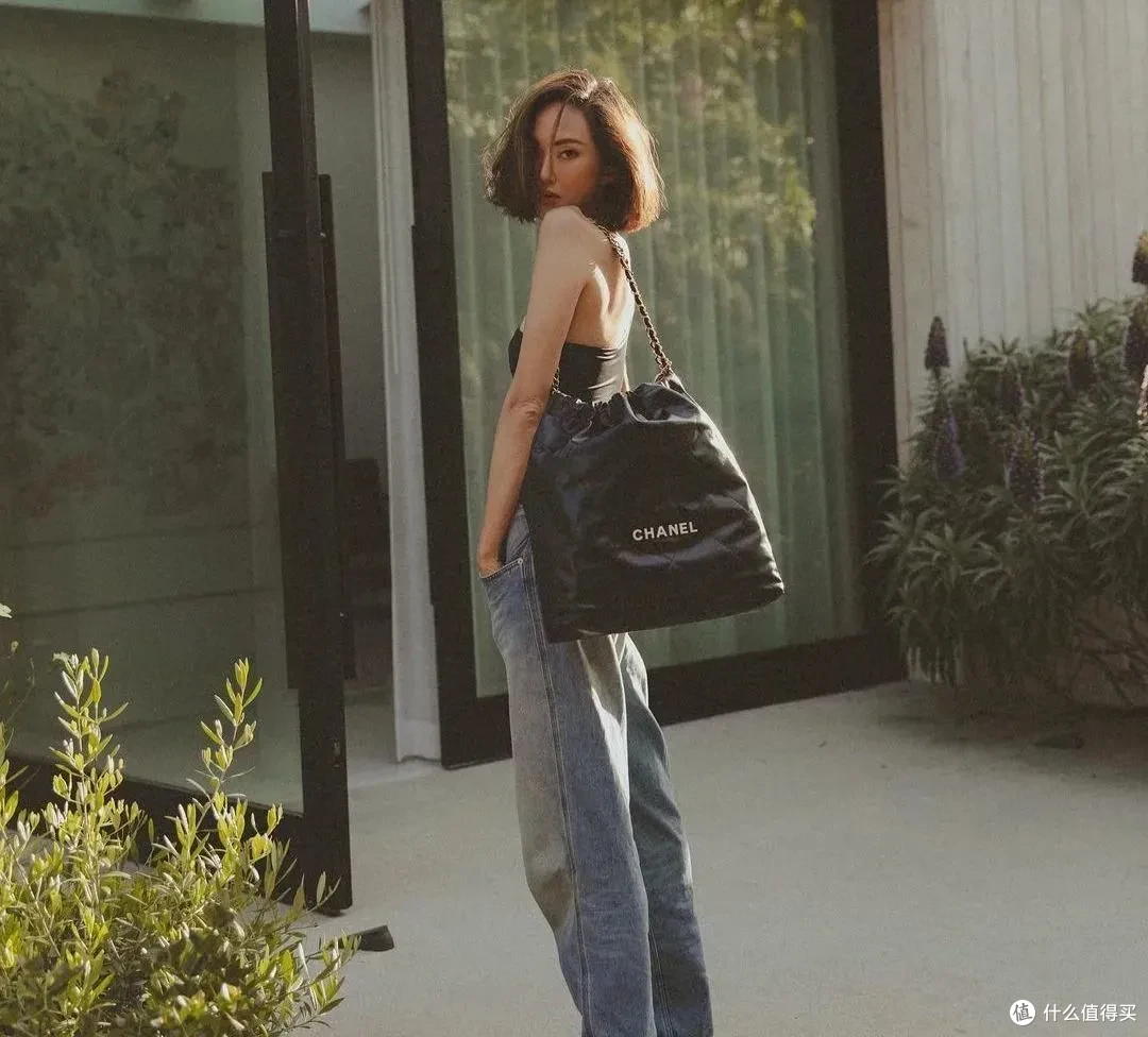 背Burberry云淡风轻!为什么女精英都爱松弛感大包?