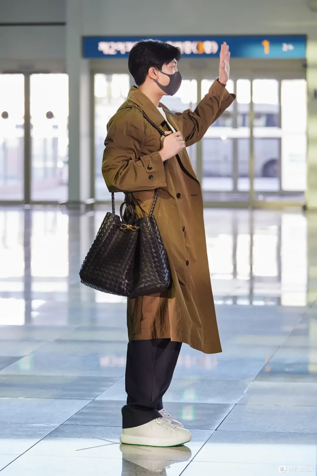 背Burberry云淡风轻!为什么女精英都爱松弛感大包?