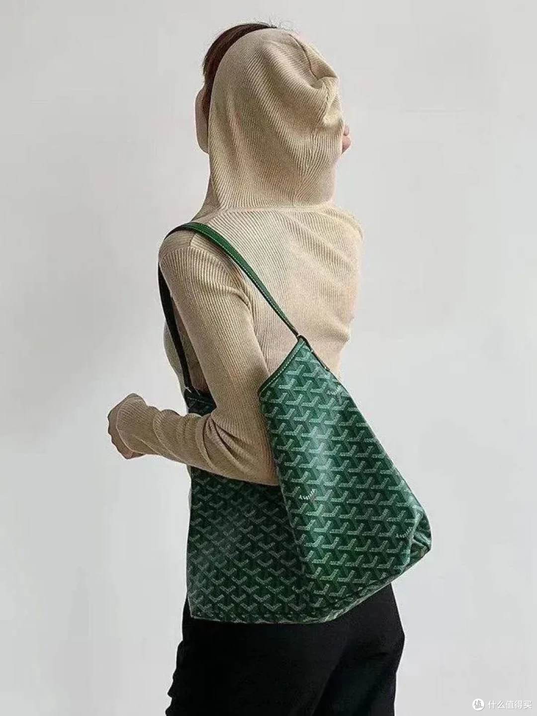 背Burberry云淡风轻!为什么女精英都爱松弛感大包?